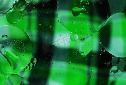 一幅美丽多彩的油泡宏图，背景是格子绿黑相间的纹理