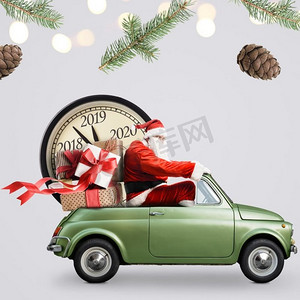 圣诞倒计时到了。在汽车的圣诞老人提供新年礼物和时钟在灰色背景。圣诞老人倒计时车