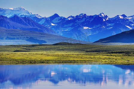 阿拉斯加夏季的风景如画的山脉。雪覆盖了森林、冰川和岩石山峰。
