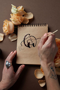 毛笔写字手摄影照片_一名妇女在2月14日假期的明信片上写字。用毛笔写情书