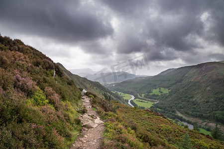 y摄影照片_美丽的风景图像从在Snowdonia步行俯瞰巴茅斯和Coed—y—Brenin森林在下雨的下午在九月