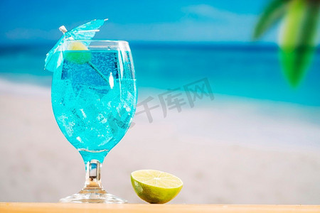 玻璃杯冷却蓝色饮料切片酸橙。高分辨率照片。玻璃杯冷却蓝色饮料切片酸橙。高品质的照片