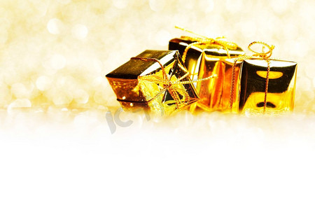 装饰性的金色盒子，闪闪发光的背景上有节日礼物
