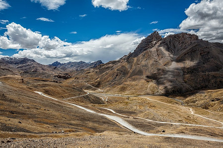 通往山脉的公路摄影照片_著名的马纳利—列高海拔公路公路通往印度喜马拉雅山脉拉达克。印度查谟和克什米尔拉达克。喜马拉雅山的马纳利—列路