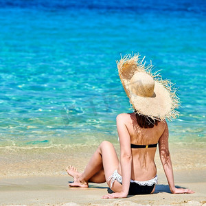 女人在比基尼上海滩，锡托尼亚，希腊