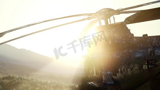 日落时分沙漠中锈迹斑斑的老式军用直升机