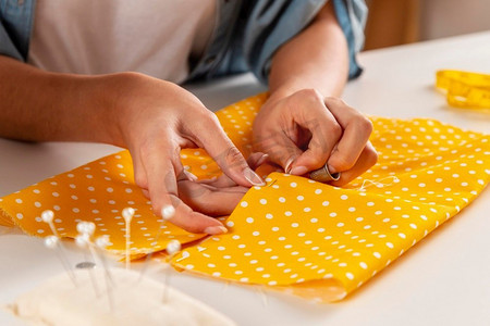 手工缝制布料高分辨率照片。手缝布