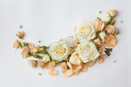 白色玫瑰和钥匙的婚礼请柬孤立在白色。带钥匙的红玫瑰