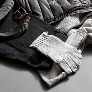 灰色保暖手套冬装。服装背景灰色保暖手套冬衣