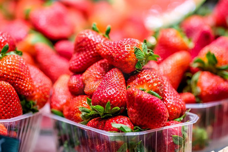 水果商店摄影照片_新鲜的红草莓在市场上出售