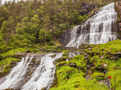 挪威的斯万达尔斯福森，挪威山区的瀑布。国家旅游Ryfylke路线..挪威Svandalsfossen，Ryfylke路线