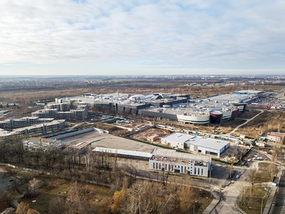 建设完工摄影照片_鸟瞰未完工的建筑，基辅，乌克兰。照片取自机器人。未完工建筑鸟瞰图