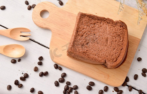 咖啡面包和咖啡豆早餐在木背景