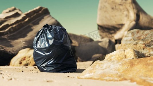 海滩上装满垃圾的黑色塑料垃圾袋