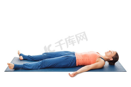 挺尸式摄影照片_妇女放松瑜伽体位Savasana—尸体姿势孤立在白色。妇女放松在瑜伽asana Savasana