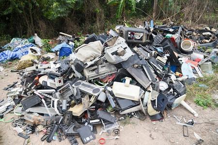 准备回收的电子垃圾，成堆的旧电子和家居用品垃圾分区破碎或损坏垃圾回收