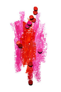 一张抽象的红色和粉色笔触的创意照片，白色上孤立着几片口红。