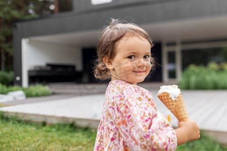 童年，休闲和人们的概念—快乐的小女婴吃冰淇淋。快乐的小女孩吃冰淇淋