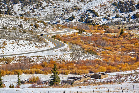 季节更迭，美国科罗拉多州高速公路沿线初雪和秋树。