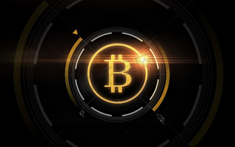 cryptocurrency、财务和企业概念-在黑色背景的黄金bitcoin投影黄金比特币投影在黑色背景