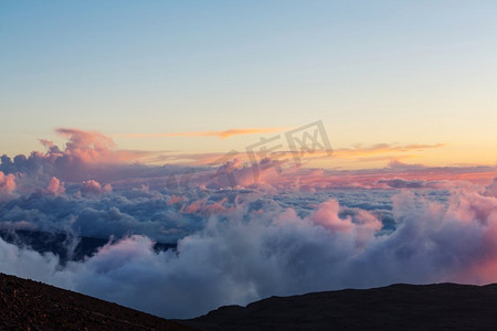 山间云雾之上的美景