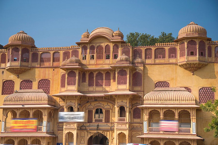 斋浦尔—印度拉贾斯坦邦的一个城市。它之所以被称为“粉红之城”，是因为建筑中使用的粉红色石头颜色不寻常，