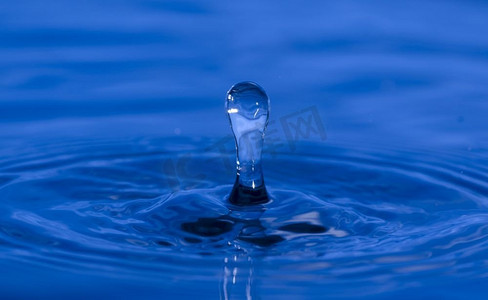 一个水花的特写。蓝色的水滴