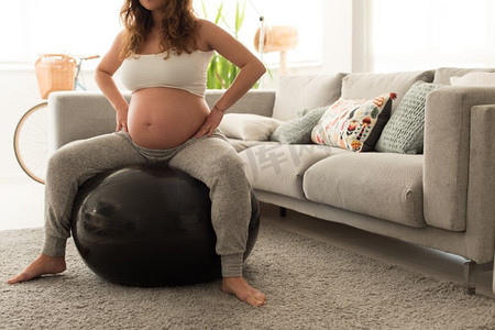 孕妇做放松练习与健身球。孕妇做放松练习与健身普拉提球在家里