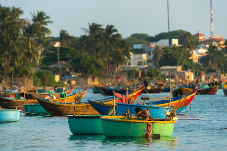 越南梅内-2016年2月8日：阳光明媚的日子里，我在梅内附近的渔村和五颜六色的渔船
