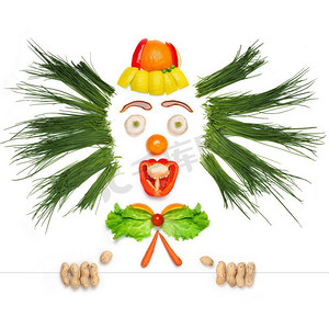 儿童菜单中用蔬菜和水果做成的疯狂小丑的创意美食概念。