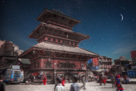 尼泊尔加德满都瓦莱巴克塔普尔的杜巴广场的寺庙。夜晚，月亮和星星闪闪发光。巴德布尔的杜巴广场