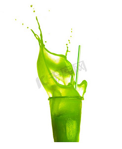 带有吸管绿色饮料的玻璃杯：冰沙或果汁，白色背景，正视