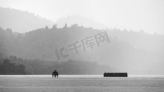 黑白摄影照片_一座古老的寺庙在泰国的湖里，黑白相间