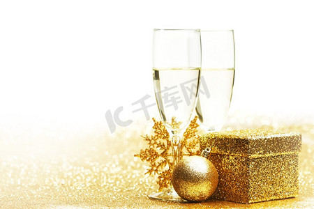 香槟杯和圣诞装饰闪光与白色副本空间