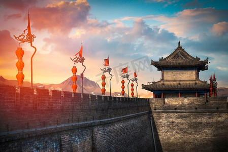 金边红色灯笼摄影照片_西安城墙。中国建筑最大的纪念碑。西安城墙。