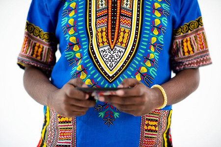 自然苏丹非洲男性谈话通过智能电话隔绝在白色背景