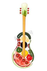 一张用水果和蔬菜做的吉他的彩色照片。