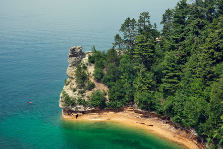 矿工城堡岩层。位于美国密歇根州，如图所示的岩石国家海岸线。