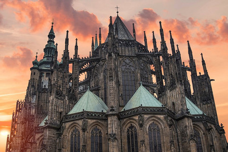 男查尔瓦摄影照片_风景秀丽的夏季全景老城建筑与伏尔塔瓦河和圣维特大教堂在布拉格，捷克共和国