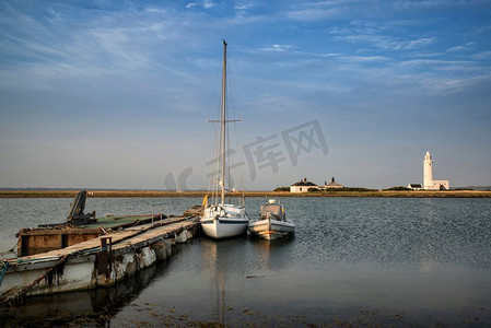 神木出云摄影照片_赫斯特用船和灯塔吐出码头的平静风景形象。风景画。赫斯特码头与船只和灯塔在日落时的景观图
