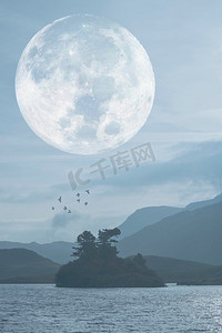 月亮池塘摄影照片_在静止的湖上的薄雾风景与山脉和大超级月亮在背景，这个图像的元素由美国宇航局提供