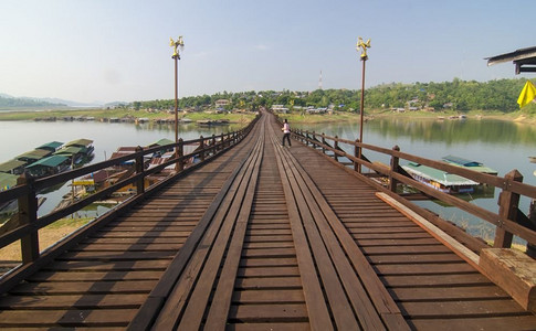陪伴是最长情的高摄影照片_最长的木桥和浮动镇在Sangklaburi Kanchanaburi泰国