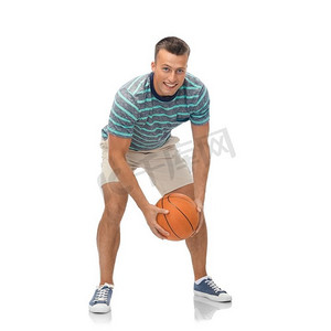 运动，休闲和人的概念—微笑的年轻人打篮球在白色背景。微笑的年轻人打篮球