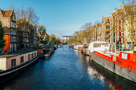 荷兰房屋和船屋的美丽建筑在阿姆斯特丹运河在秋天