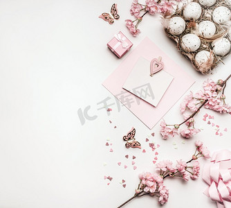 复活节背景，白色桌面，顶视，粉色粉色，彩蛋，礼物，装饰花和空白贺卡模拟