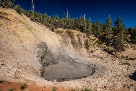 美国怀俄明州黄石国家公园泥浆火山区沸腾的泥浆