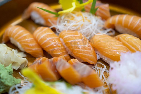 生鱼片三文鱼套装，生鱼片，日本料理。（选择性焦点）