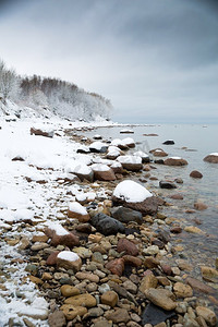 海边冬天摄影照片_冬天的波罗的海。水为背景的雪