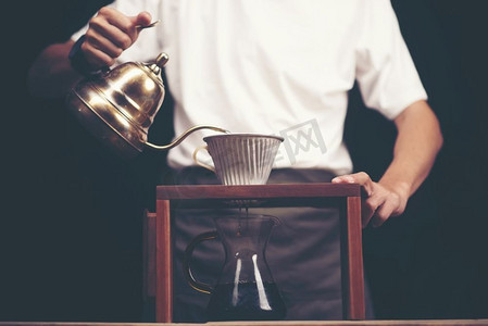滴煮，过滤咖啡，或倒出是一种方法，涉及将水倒在烤，研磨咖啡豆包含在过滤器。
