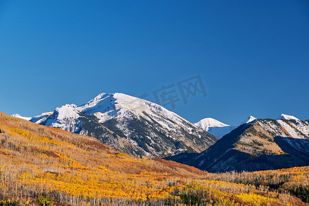 美国科罗拉多州落基山脉凯布勒山口的秋景。